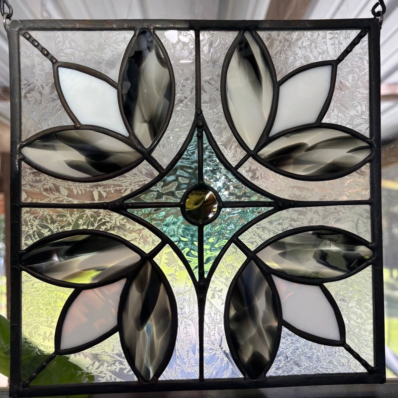 9.25" x 9.25" Panel daylily bloom